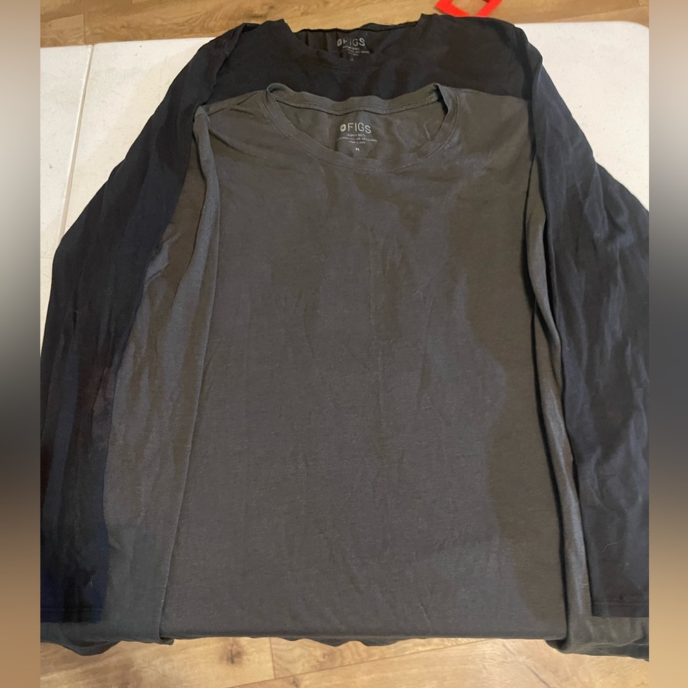 Set of 2 Figs Long Sleeve Undershirts, Sz M